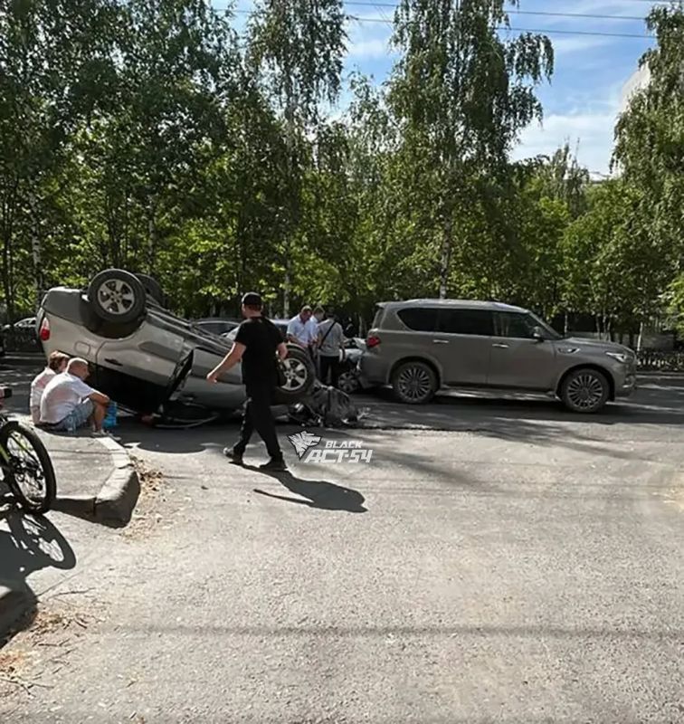 Автомобиль перевернулся в массовом ДТП