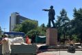 В сквере «Водник» в Новосибирске подходят к концу работы по восстановлению памятника Владимиру Ильичу Ленину