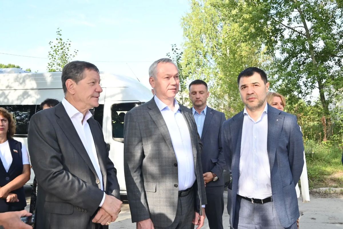 Губернатор Андрей Травников проконтролировал ход капремонта Линёвской районной больницы