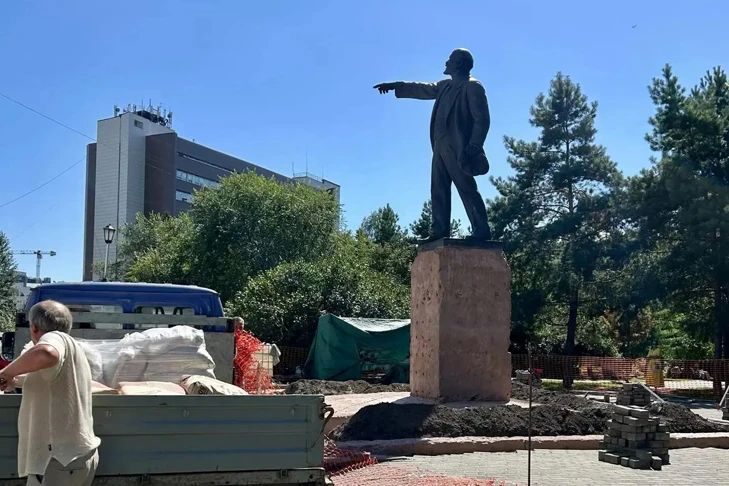 В Новосибирске завершают ремонт первого памятника Ленину в сквере «Водник»
