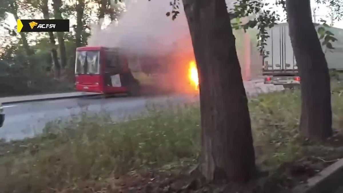 Пассажирский автобус №29 полностью сгорел в Новосибирске