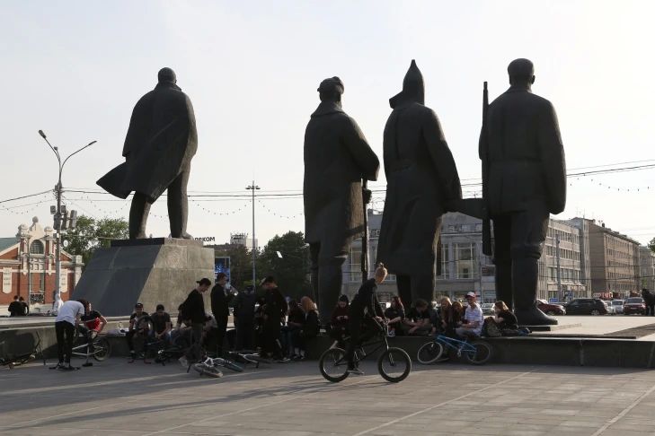Движение на площади Ленина ограничили из-за провала в центре Новосибирска