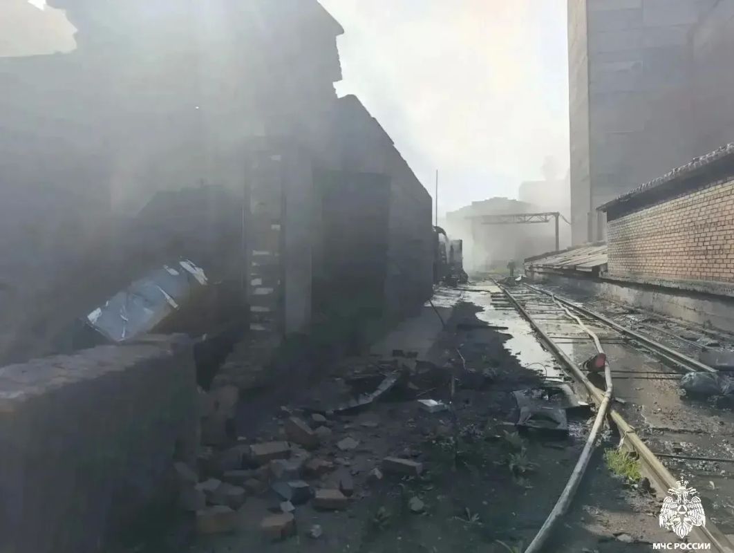 Пожар в цеху. В одноэтажном строении на территории производственного предприятия загорелся котёл Пожар в цеху. В одноэтажном строении на территории производственного предприятия загорелся котёл