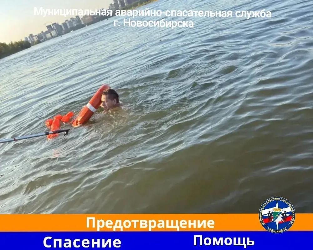 На Бугринской косе спасатели вытащили из мужчину, который пытался переплыть Обь