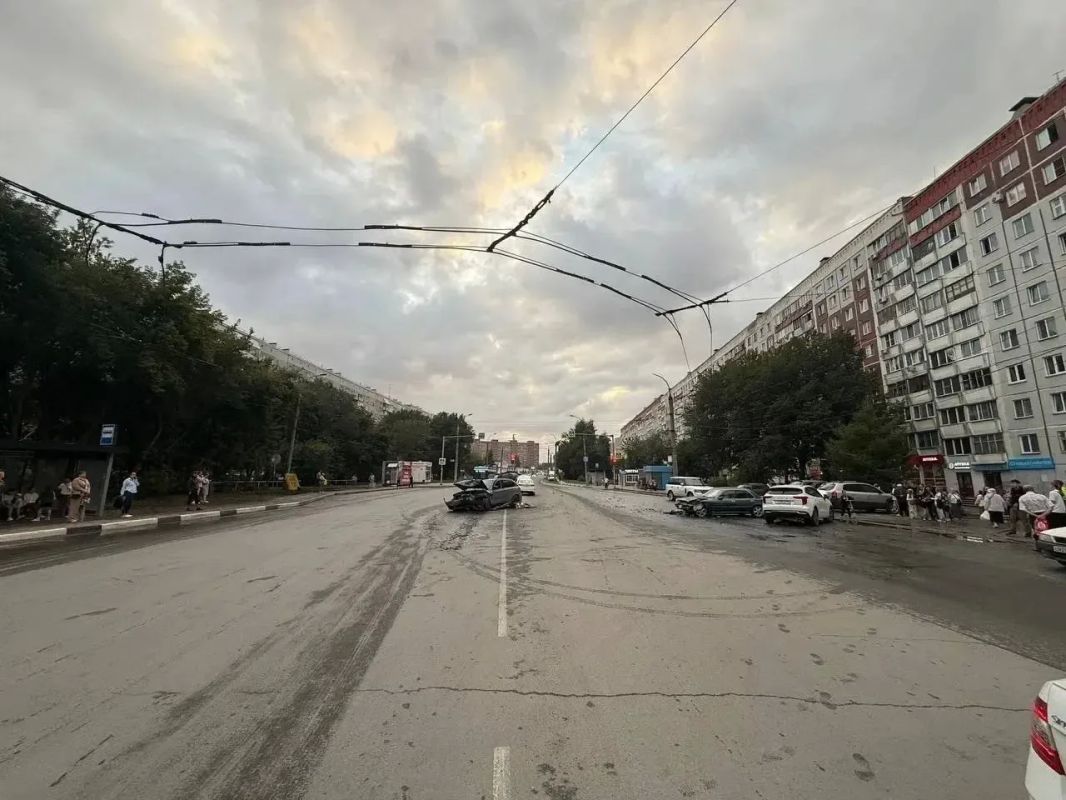 17.08.2026 в 18 часов 48 минут на территории Кировского района г. Новосибирска, по адресу: ул. Комсомольская 4, произошело столкновение 4-х транспортных средств 17.08.2026 в 18 часов 48 минут на территории Кировского района г. Новосибирска, по адресу: ул. Комсомольская 4, произошело столкновение 4-х транспортных средств