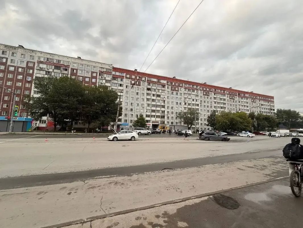 17.08.2026 в 18 часов 48 минут на территории Кировского района г. Новосибирска, по адресу: ул. Комсомольская 4, произошело столкновение 4-х транспортных средств 17.08.2026 в 18 часов 48 минут на территории Кировского района г. Новосибирска, по адресу: ул. Комсомольская 4, произошело столкновение 4-х транспортных средств