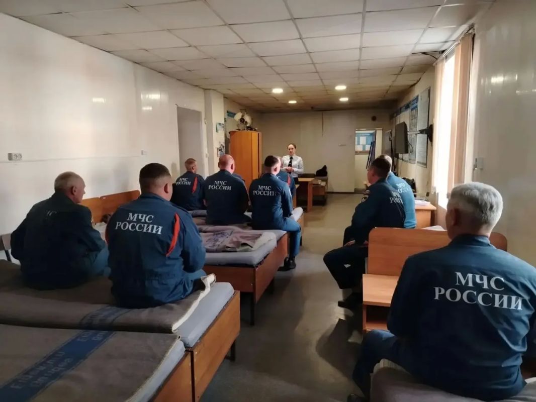 Сотрудник Госавтоинспекции провели профилактическую беседу с водителями пожарной части г.Болотное, Новосибирской области Сотрудник Госавтоинспекции провели профилактическую беседу с водителями пожарной части г.Болотное, Новосибирской области