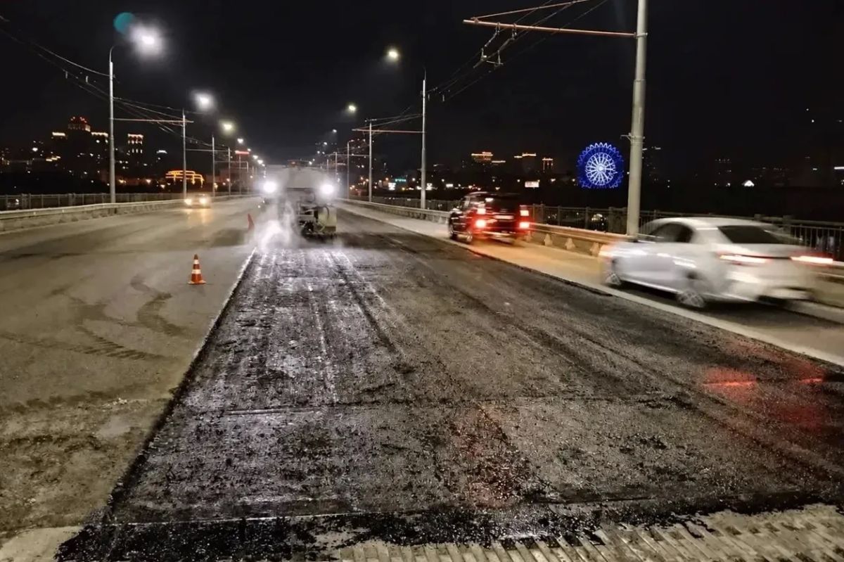 На Октябрьском мосту заменили более 13 000 квадратных метров асфальта На Октябрьском мосту заменили более 13 000 квадратных метров асфальта