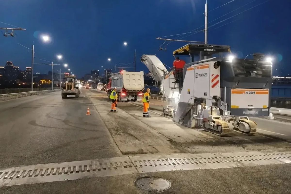 На Октябрьском мосту заменили более 13 000 квадратных метров асфальта На Октябрьском мосту заменили более 13 000 квадратных метров асфальта