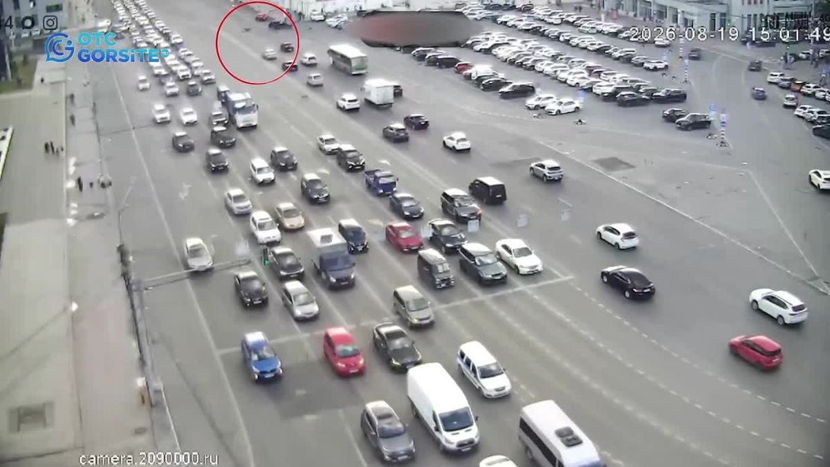 Мотоциклист во время трюка врезался в кроссовер