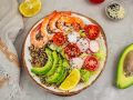 Киноа боул с клубникой и спаржей: легкое и освежающее блюдо
