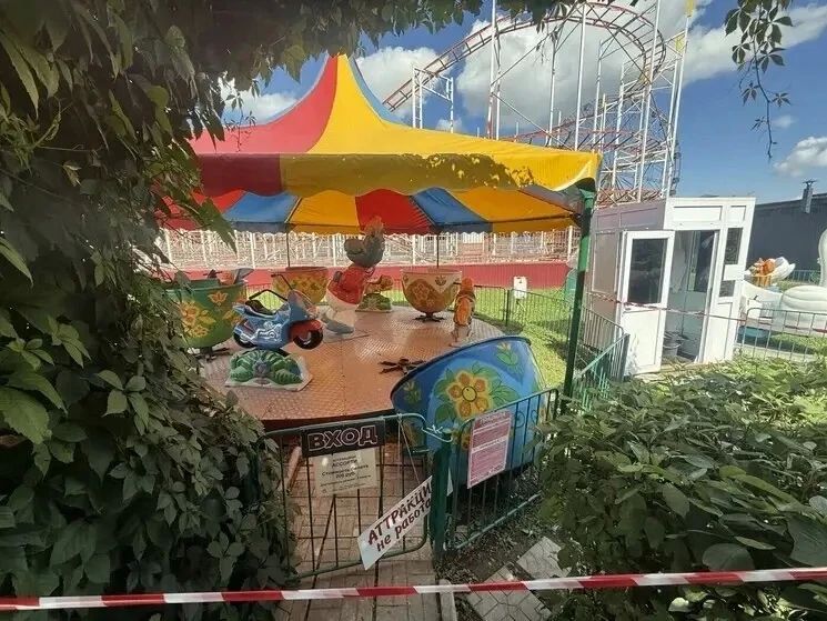 Рухнула кабинка аттракциона с детьми внутри