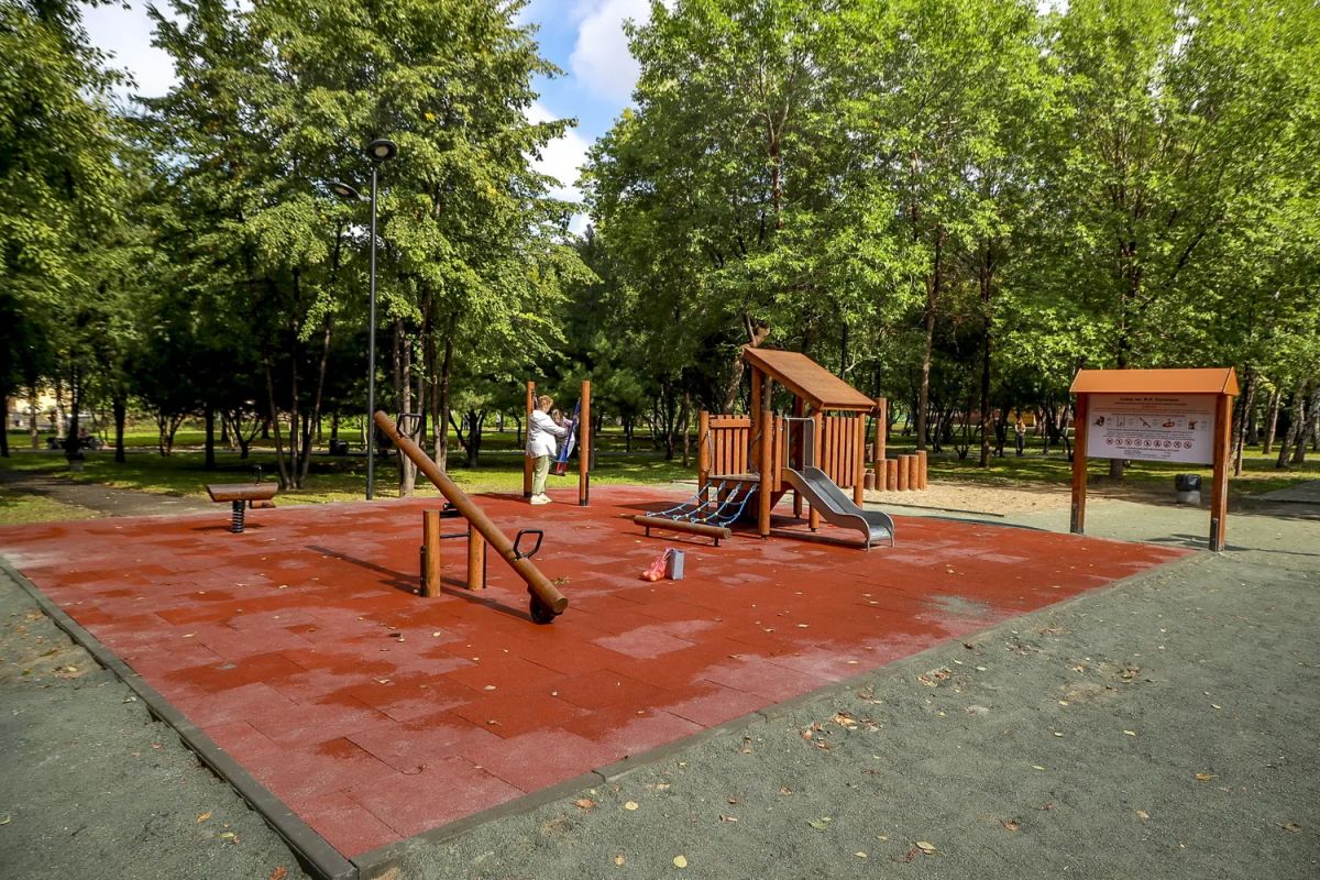В сквере имени Калинина открыли новую детскую площадку В сквере имени Калинина открыли новую детскую площадку