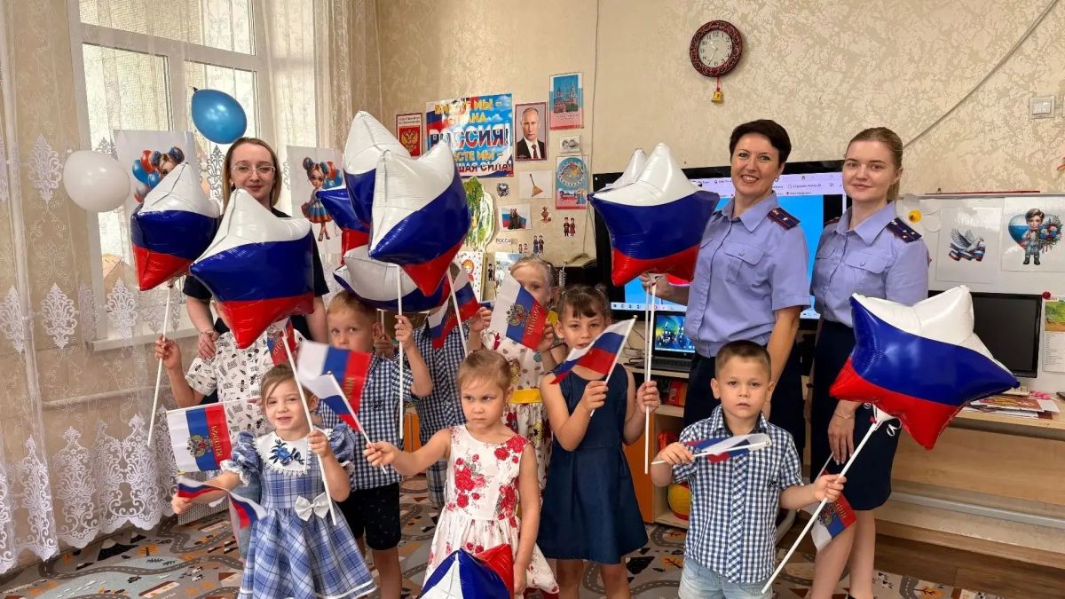 Сотрудники регионального следственного управления СК России по Новосибирской области поздравили воспитанников детского дома с Днем Государственного флага РФ Сотрудники регионального следственного управления СК России по Новосибирской области поздравили воспитанников детского дома с Днем Государственного флага РФ