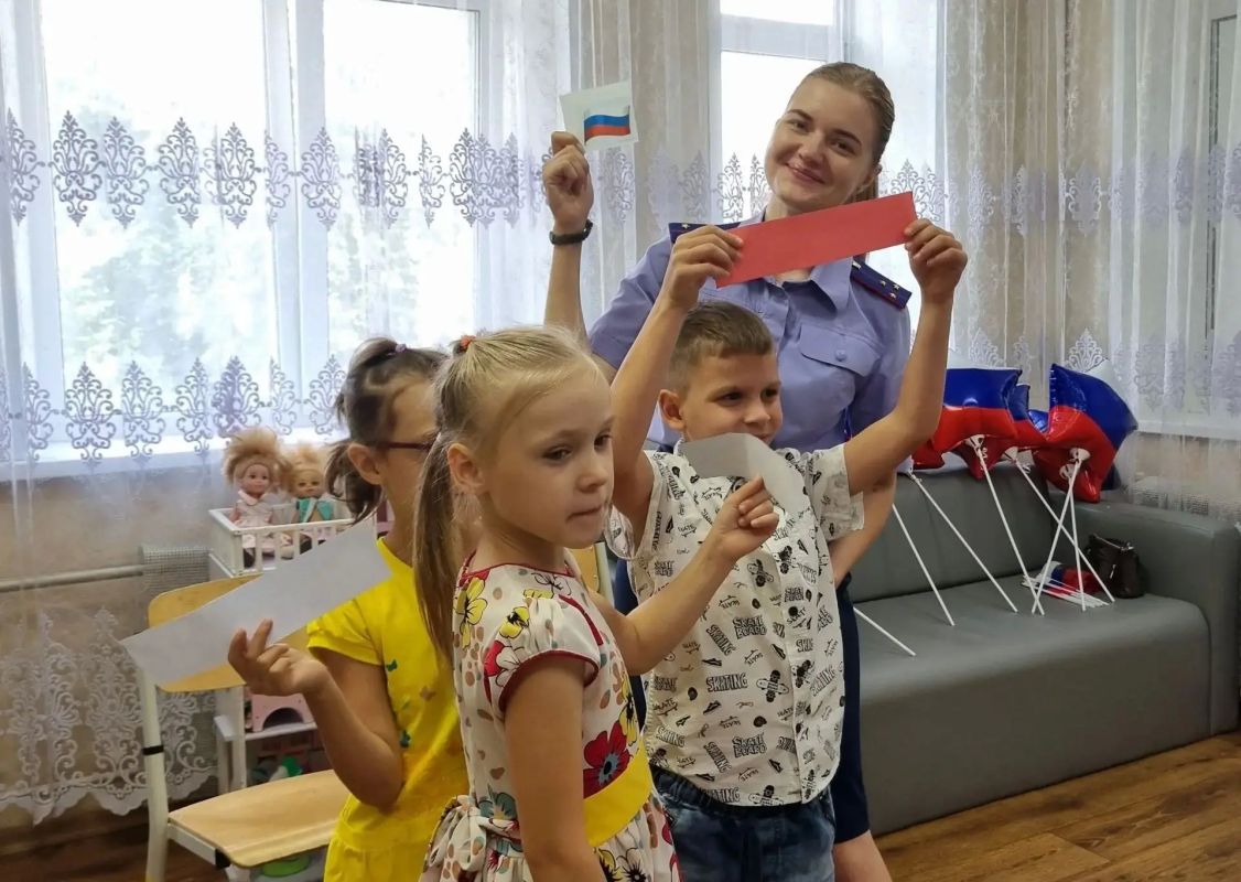 Сотрудники регионального следственного управления СК России по Новосибирской области поздравили воспитанников детского дома с Днем Государственного флага РФ Сотрудники регионального следственного управления СК России по Новосибирской области поздравили воспитанников детского дома с Днем Государственного флага РФ