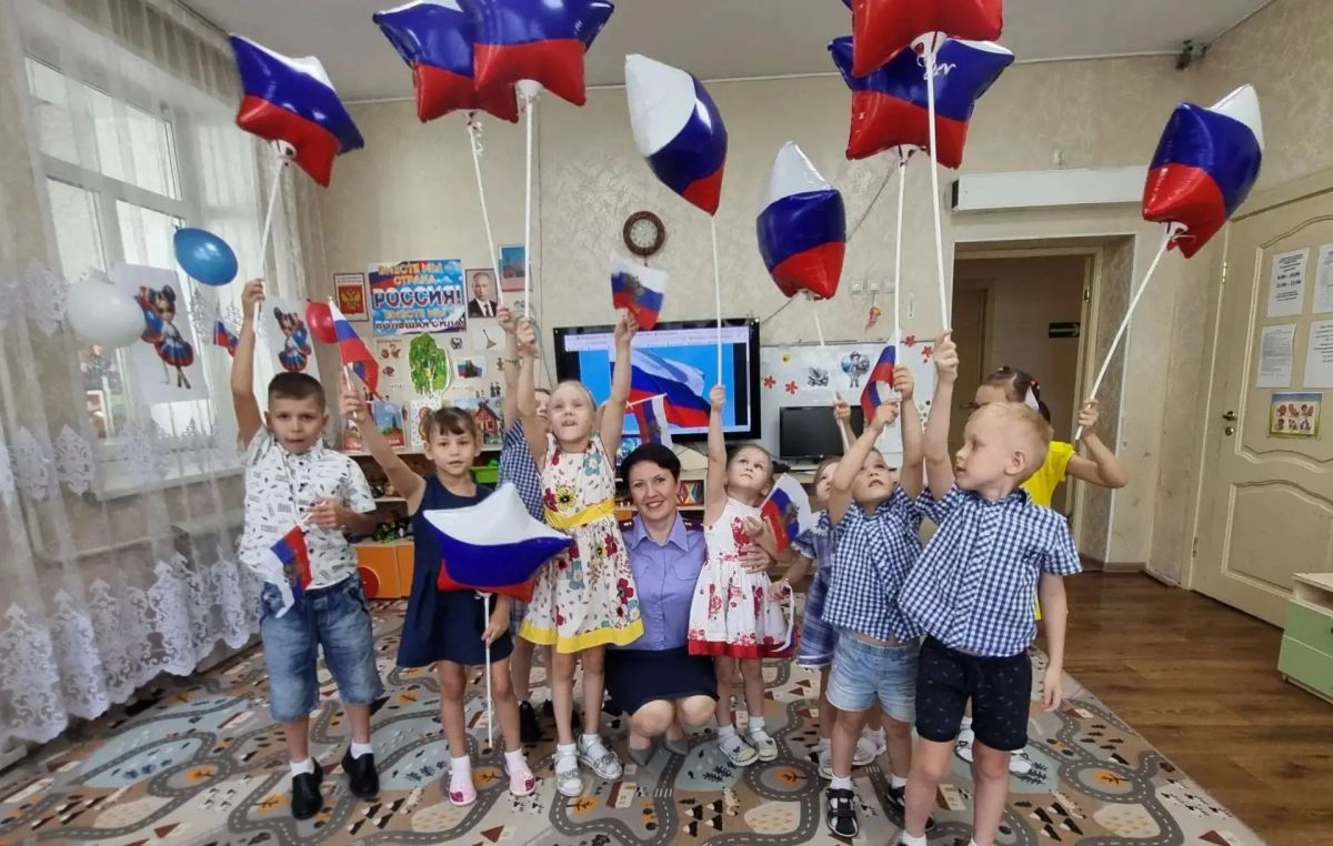 Сотрудники регионального следственного управления СК России по Новосибирской области поздравили воспитанников детского дома с Днем Государственного флага РФ Сотрудники регионального следственного управления СК России по Новосибирской области поздравили воспитанников детского дома с Днем Государственного флага РФ