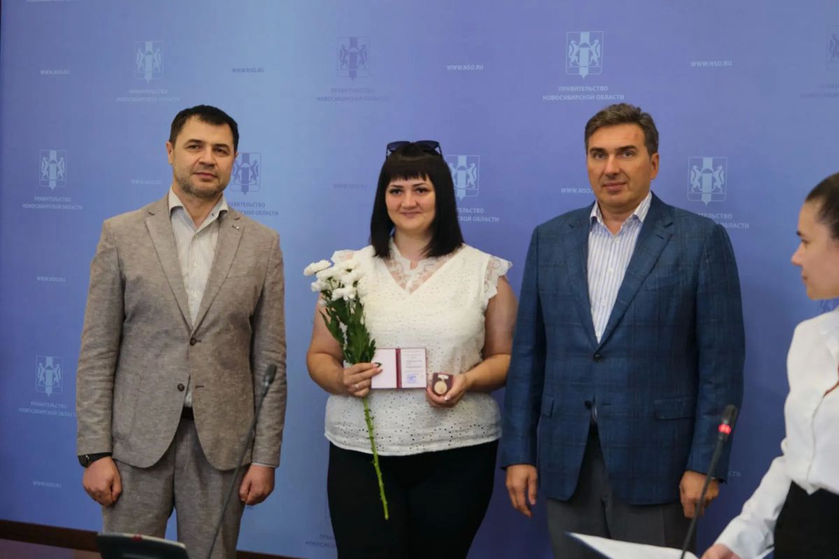 20 жителей Новосибирской области получили нагрудные знаки «Почетный донор России» 20 жителей Новосибирской области получили нагрудные знаки «Почетный донор России»