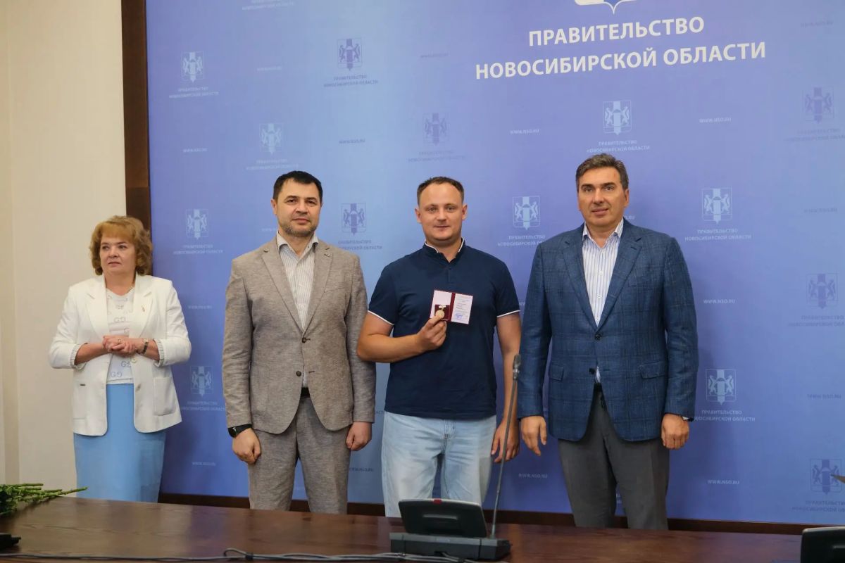 20 жителей Новосибирской области получили нагрудные знаки «Почетный донор России» 20 жителей Новосибирской области получили нагрудные знаки «Почетный донор России»