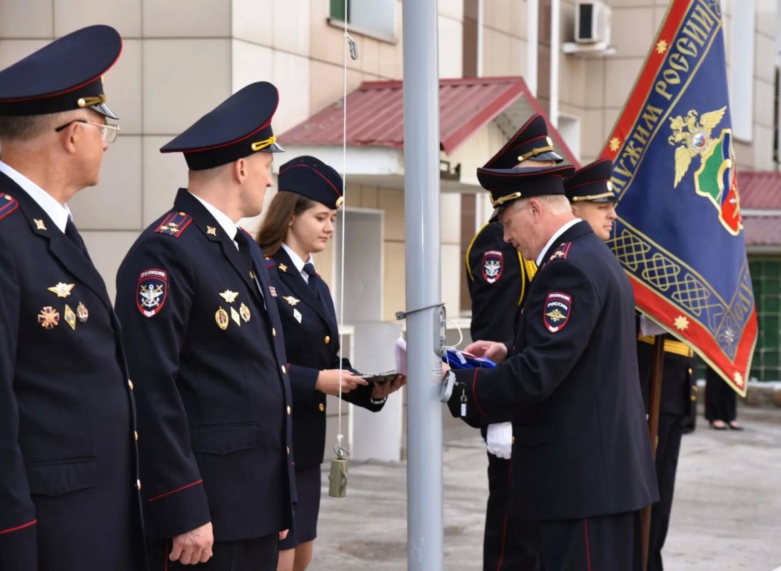 Транспортная полиция Сибири приняла участие в акции #ПоднятьФлаг Транспортная полиция Сибири приняла участие в акции #ПоднятьФлаг