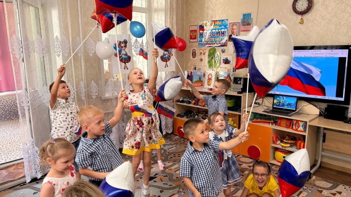 Сотрудники регионального следственного управления СК России по Новосибирской области поздравили воспитанников детского дома с Днем Государственного флага РФ Сотрудники регионального следственного управления СК России по Новосибирской области поздравили воспитанников детского дома с Днем Государственного флага РФ