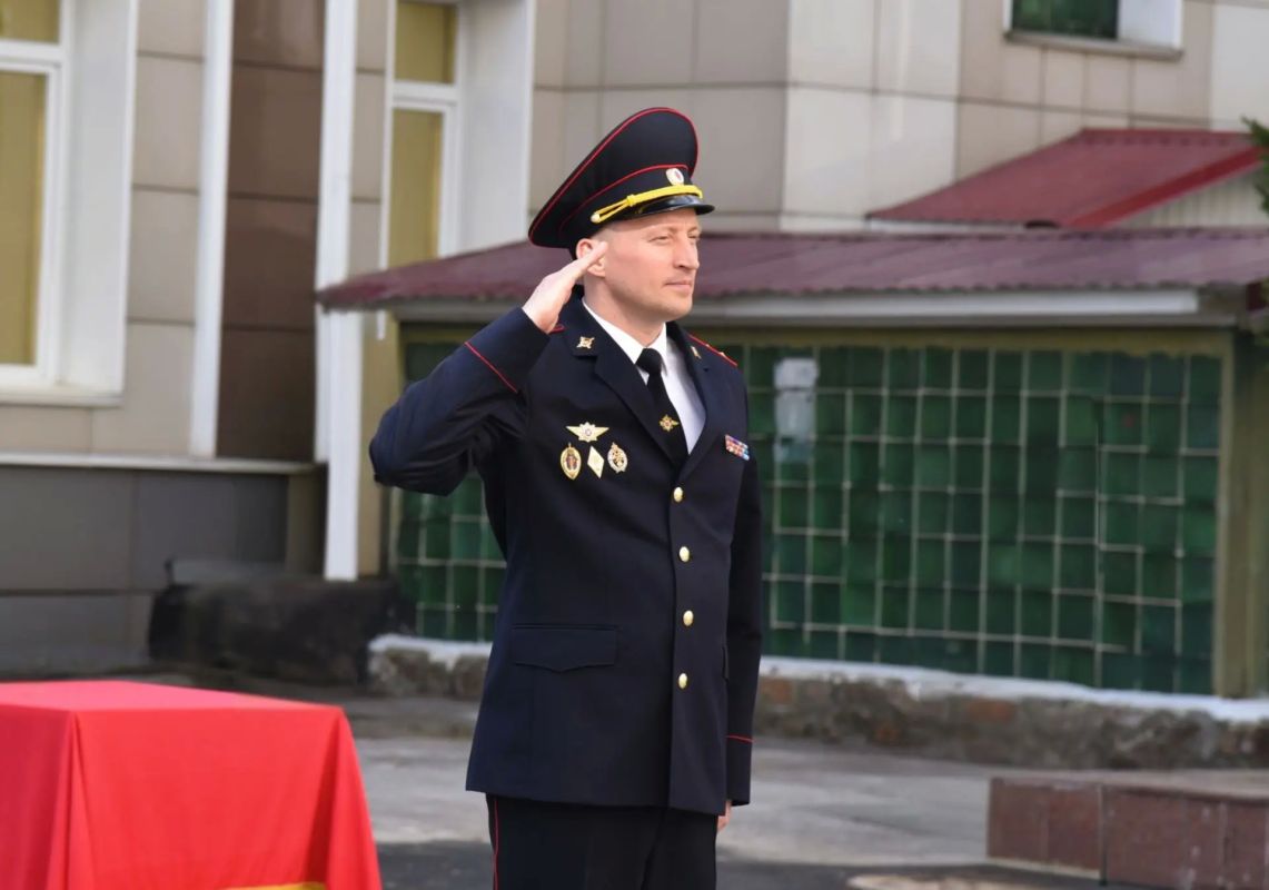 Транспортная полиция Сибири приняла участие в акции #ПоднятьФлаг Транспортная полиция Сибири приняла участие в акции #ПоднятьФлаг