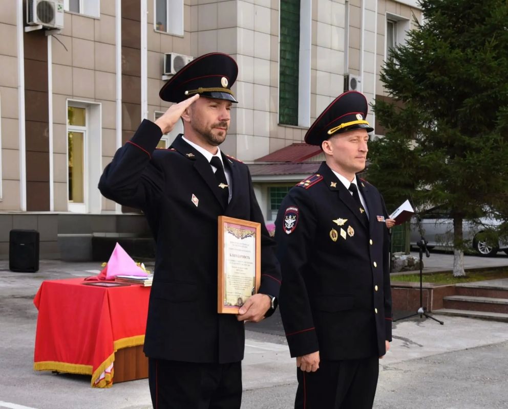 Транспортная полиция Сибири приняла участие в акции #ПоднятьФлаг Транспортная полиция Сибири приняла участие в акции #ПоднятьФлаг