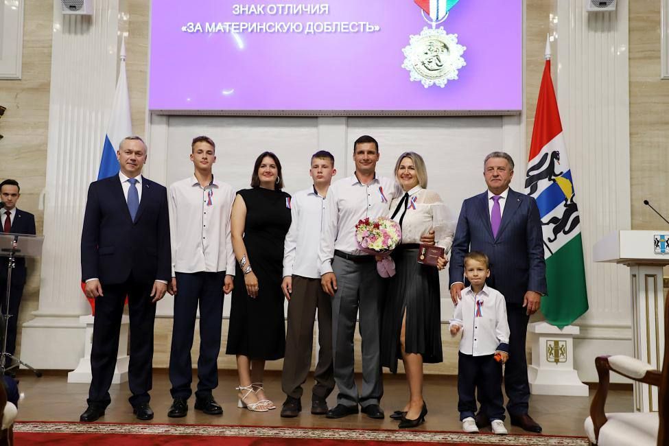 Награды Родины. Сегодня Председатель Законодательного Собрания Новосибирской области Андрей Шимкив принял участие в церемонии вручения государственных наград Российской Федерации, поощрений Президента России и региональных...