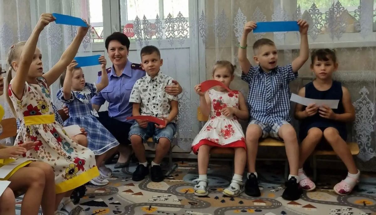 Сотрудники регионального следственного управления СК России по Новосибирской области поздравили воспитанников детского дома с Днем Государственного флага РФ Сотрудники регионального следственного управления СК России по Новосибирской области поздравили воспитанников детского дома с Днем Государственного флага РФ