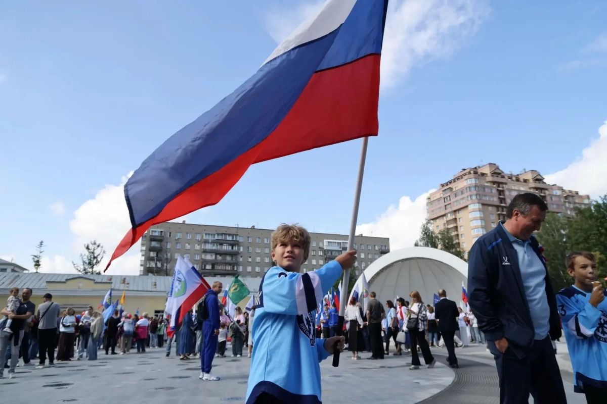 Пресс-релиз. . Под единым флагом: новосибирцы вместе со всей страной отмечают сегодня государственный праздник – День флага На митинг-концерт, посвящённый Дню государственного флага, сегодня в центре Новосибирска...
