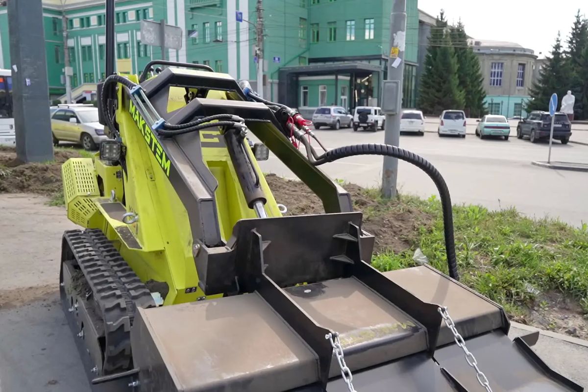 Уникальная машина вспахала землю под газон в Новосибирске