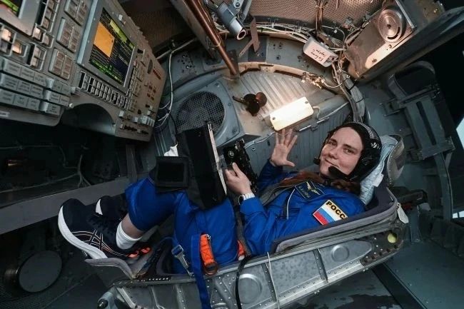 Анна Кикина встречает День рождения на орбите!