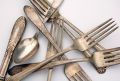 Секреты возвращения блеска: как быстро очистить столовое серебро и не только