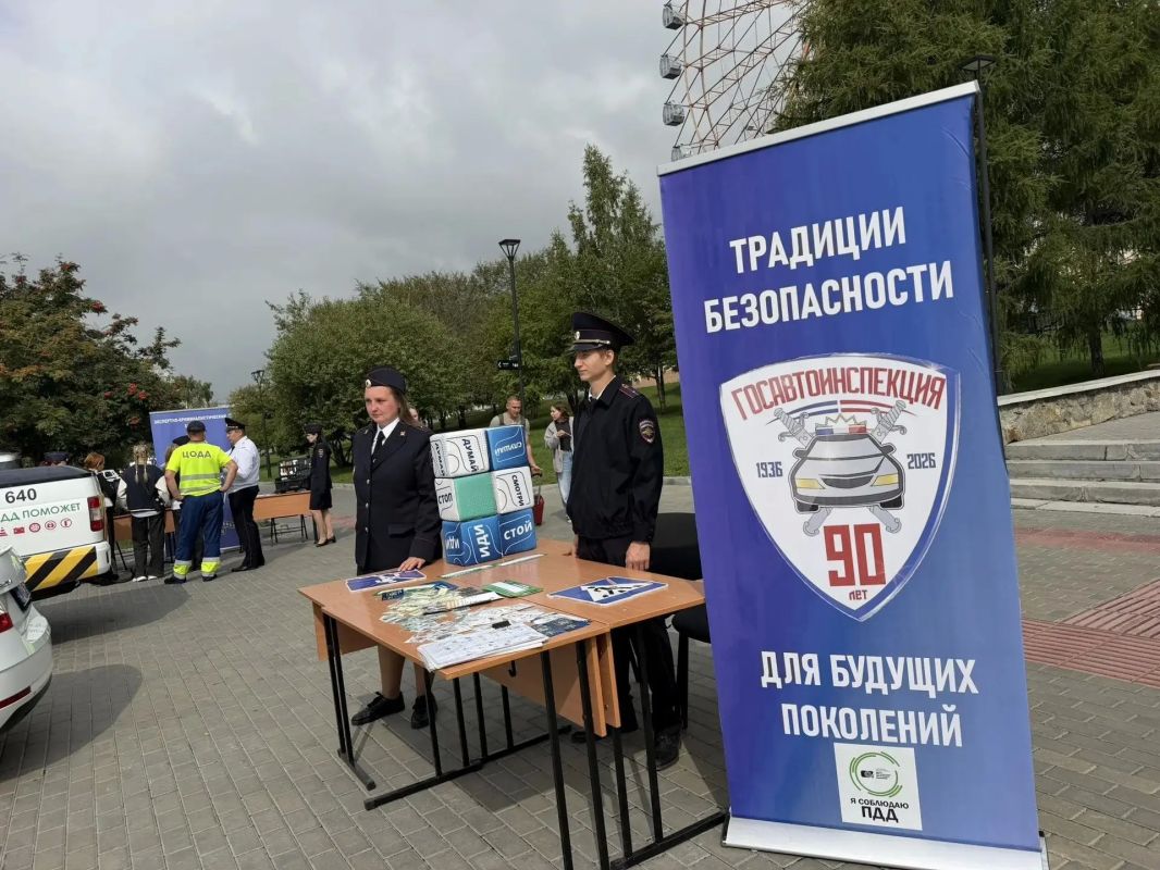 Сотрудники ГУ МВД России по Новосибирской области принимают участие в Линейке Первых на Михайловской набережной Сотрудники ГУ МВД России по Новосибирской области принимают участие в Линейке Первых на Михайловской набережной