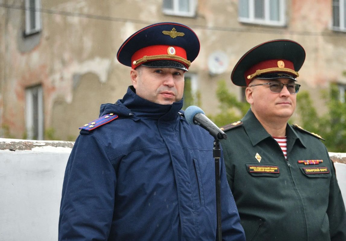 Офицеры СК России по Новосибирской области приняли участие в торжественных линейках в День знаний Офицеры СК России по Новосибирской области приняли участие в торжественных линейках в День знаний