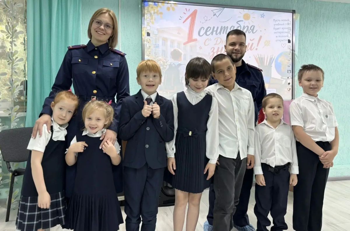 В День знаний сотрудники двух городских отделов поздравили ребят подшефного детского учреждения с началом учебного года