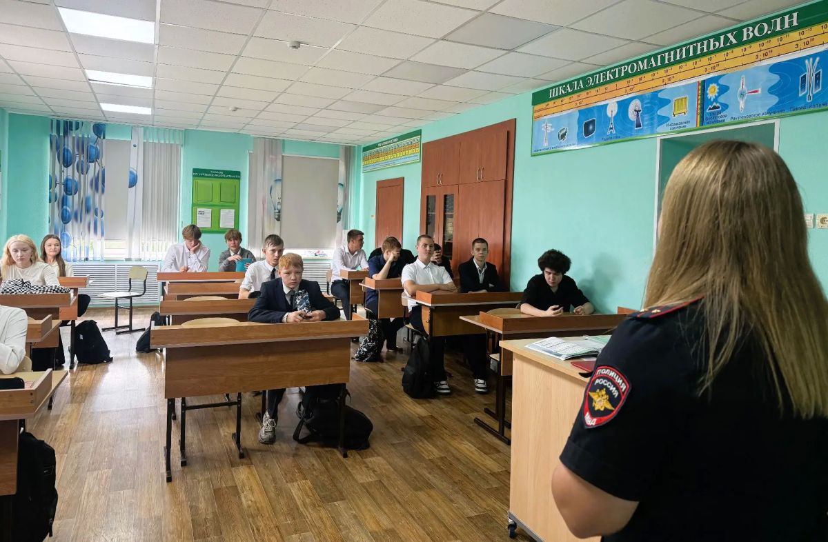 В День знаний транспортные полицейские Барабинска провели урок безопасности для школьников В День знаний транспортные полицейские Барабинска провели урок безопасности для школьников