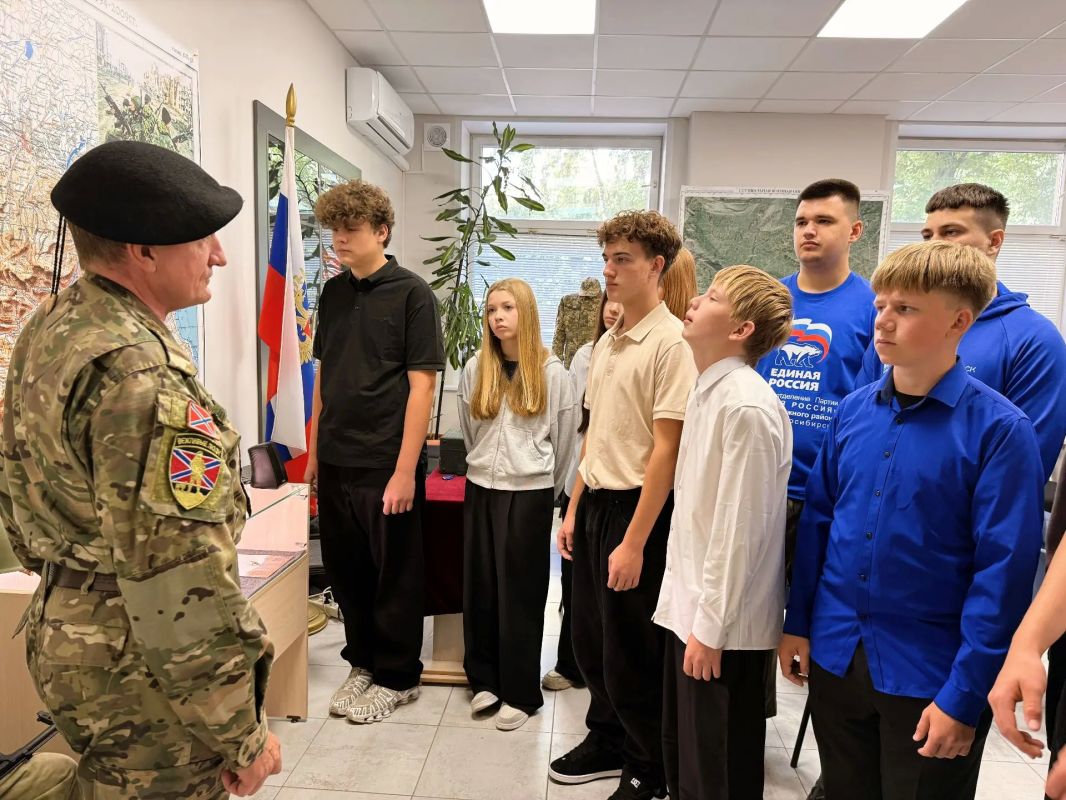 Память, объединяющая поколения: ветераны и сотрудники транспортной полиции Сибири приняли участие в уроке мужества для новосибирских школьников Память, объединяющая поколения: ветераны и сотрудники транспортной полиции Сибири приняли участие в уроке мужества для новосибирских школьников