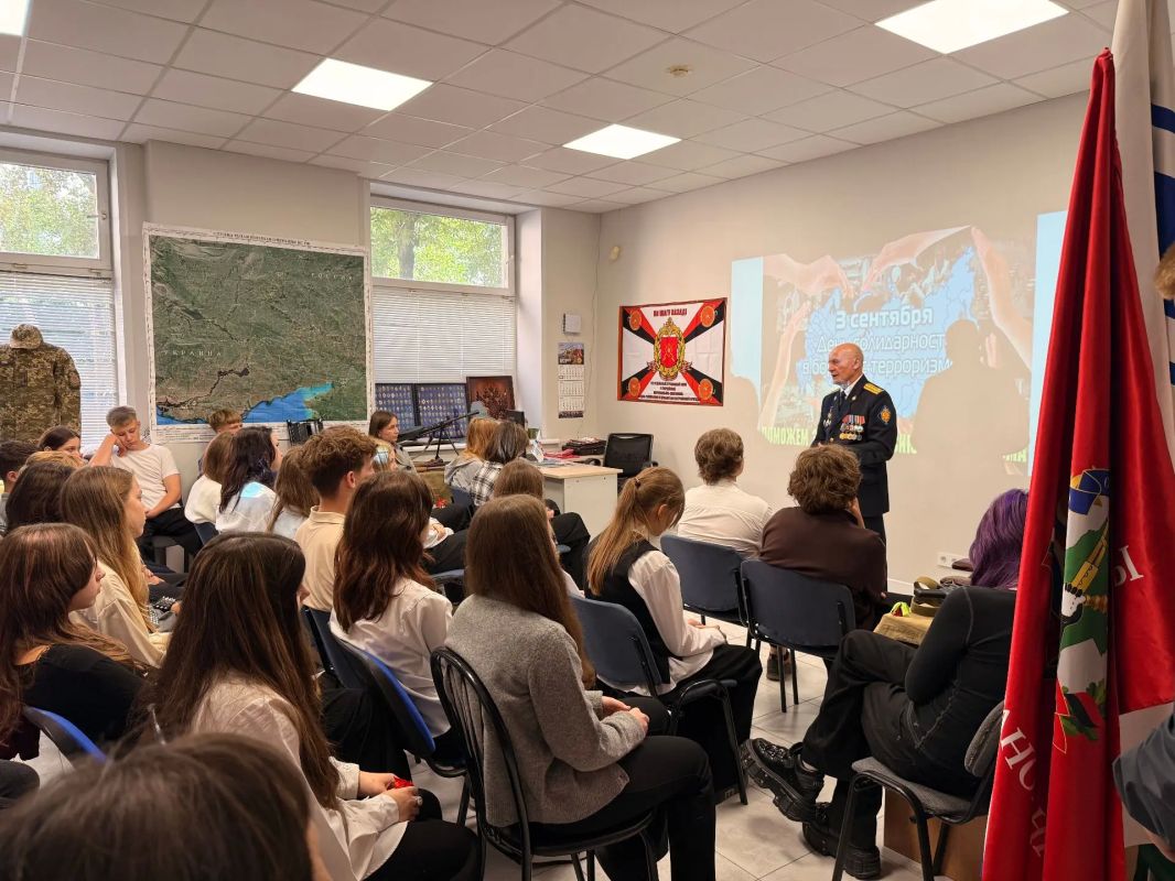 Память, объединяющая поколения: ветераны и сотрудники транспортной полиции Сибири приняли участие в уроке мужества для новосибирских школьников Память, объединяющая поколения: ветераны и сотрудники транспортной полиции Сибири приняли участие в уроке мужества для новосибирских школьников