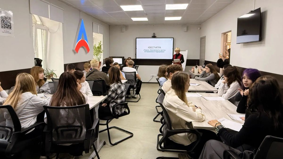 Память, объединяющая поколения: ветераны и сотрудники транспортной полиции Сибири приняли участие в уроке мужества для новосибирских школьников Память, объединяющая поколения: ветераны и сотрудники транспортной полиции Сибири приняли участие в уроке мужества для новосибирских школьников