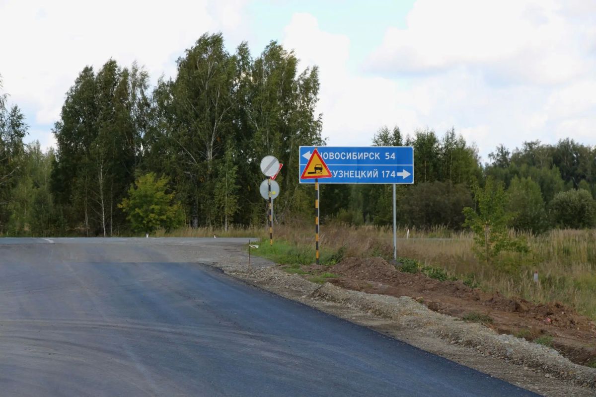 Новый асфальт начали укладывать на дороге «Подъезд к пионерскому лагерю» в Новосибирском районе Новый асфальт начали укладывать на дороге «Подъезд к пионерскому лагерю» в Новосибирском районе