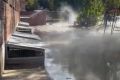 Фонтан воды вырвался из-под земли у жилого дома на Котовского в Новосибирске