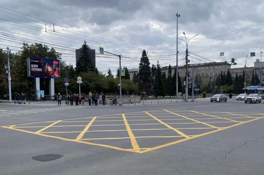 На площади Ленина в Новосибирске появилась «вафельная» разметка