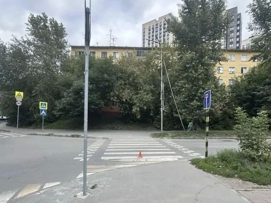 Сбил и скрылся. В Заельцовском районе Новосибирска на улице Дачной водитель сбил 14-летнюю девочку, которая переходила дорогу по пешеходному переходу