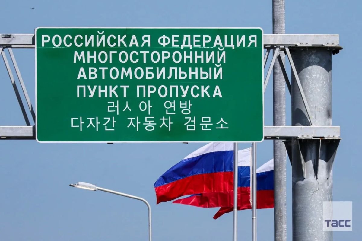 "Запорожец" красноармейца Якова Новиченко, чьим именем назван мост через реку Туманная из РФ в КНДР, возглавил колонну автомобилей во время открытия переправы, передает корреспондент ТАСС "Запорожец" красноармейца Якова Новиченко, чьим именем назван мост через реку Туманная из РФ в КНДР, возглавил колонну автомобилей во время открытия переправы, передает корреспондент ТАСС