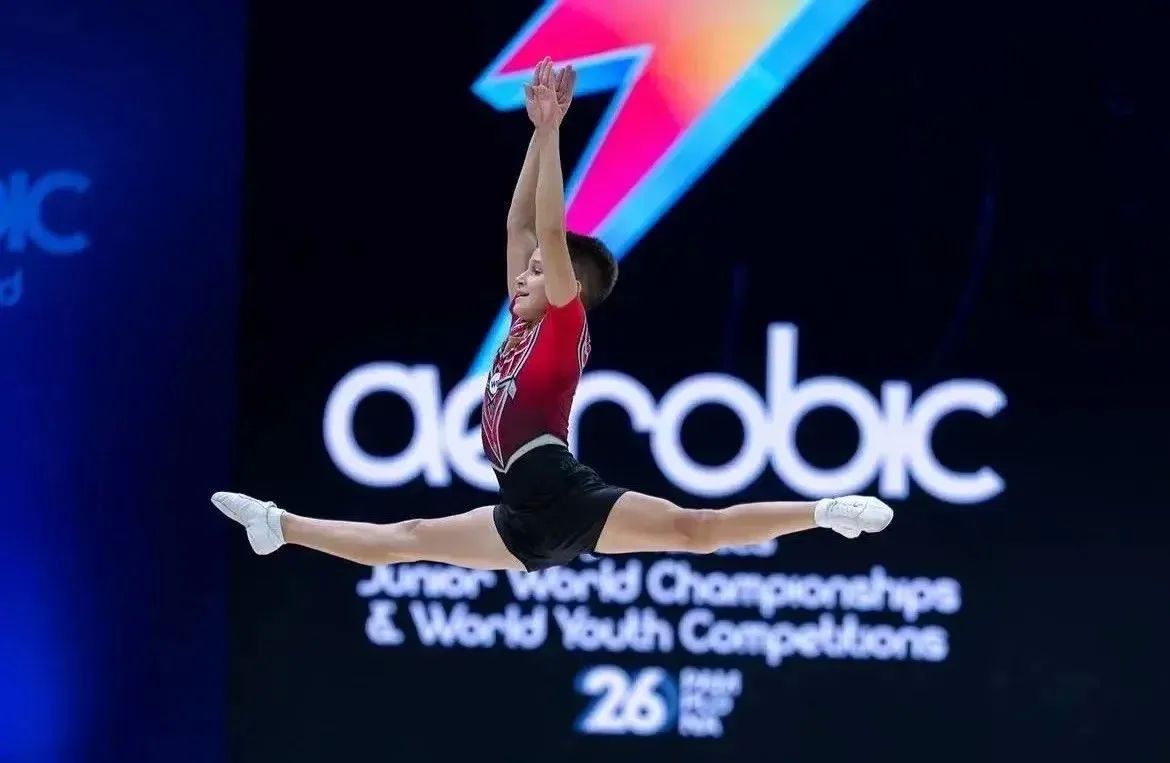 Новосибирские спортсмены завоевали два золота и бронзу на чемпионате мира по спортивной аэробике Новосибирские спортсмены завоевали два золота и бронзу на чемпионате мира по спортивной аэробике