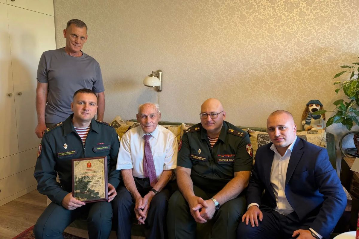 В Новосибирске росгвардейцы поздравили ветерана Великой Отечественной войны со 101-летием