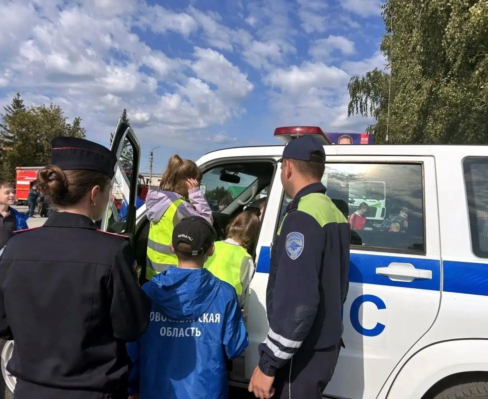 На главной площади г. Болотное состоялось познавательное мероприятие «Город профессий», участниками которого стали первоклассники На главной площади г. Болотное состоялось познавательное мероприятие «Город профессий», участниками которого стали первоклассники