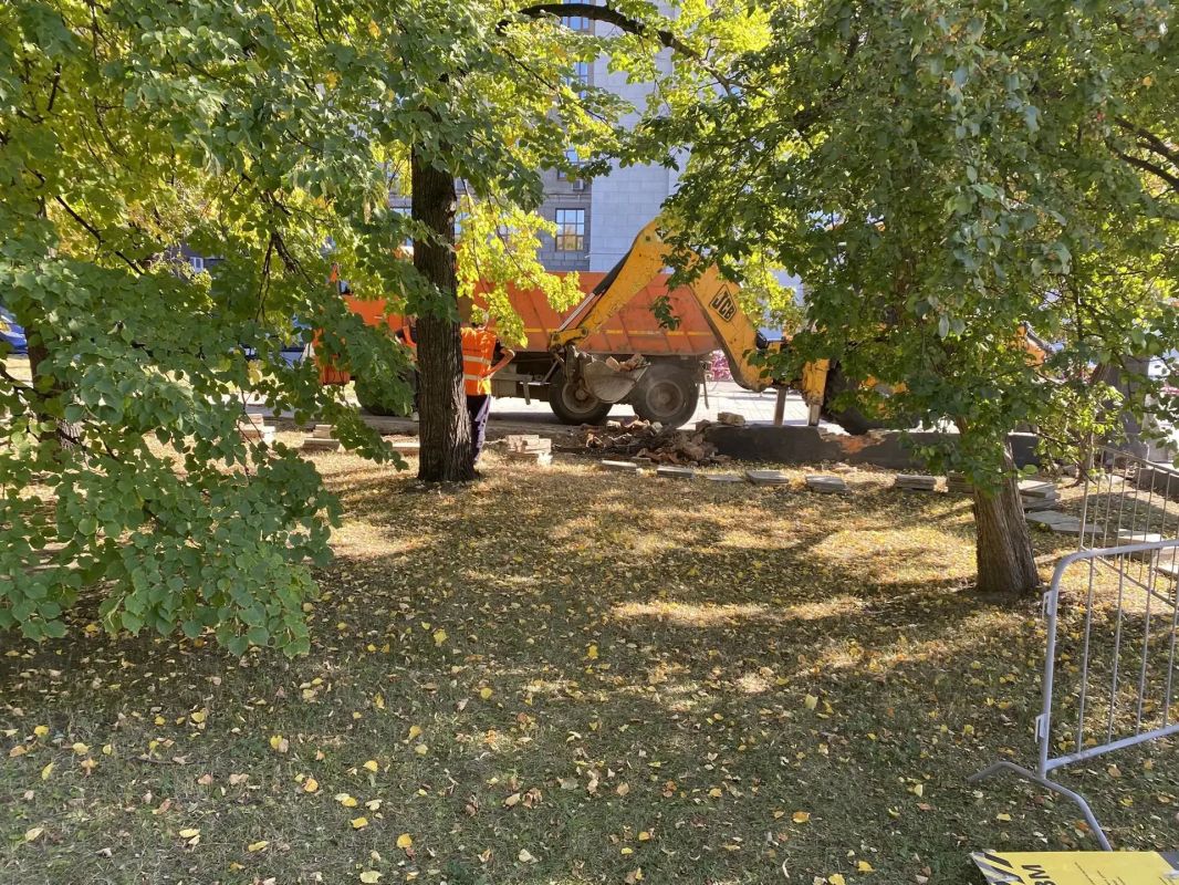 В Театральном сквере продолжается ремонт ограждения В Театральном сквере продолжается ремонт ограждения