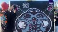 "Аллею синтеза" — площадку с научными граффити, которые художники рисуют на глазах у посетителей, — открыли на Михайловской набережной Новосибирска в рамках фестиваля "Техноарт"