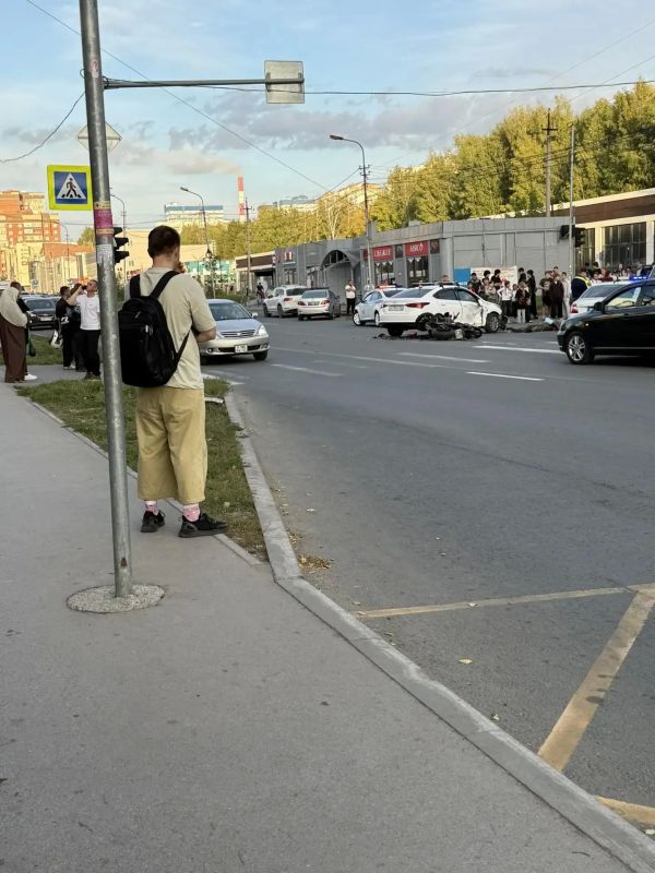 В Новосибирске у педуниверситета байкер влетел в иномарку и погиб В Новосибирске у педуниверситета байкер влетел в иномарку и погиб